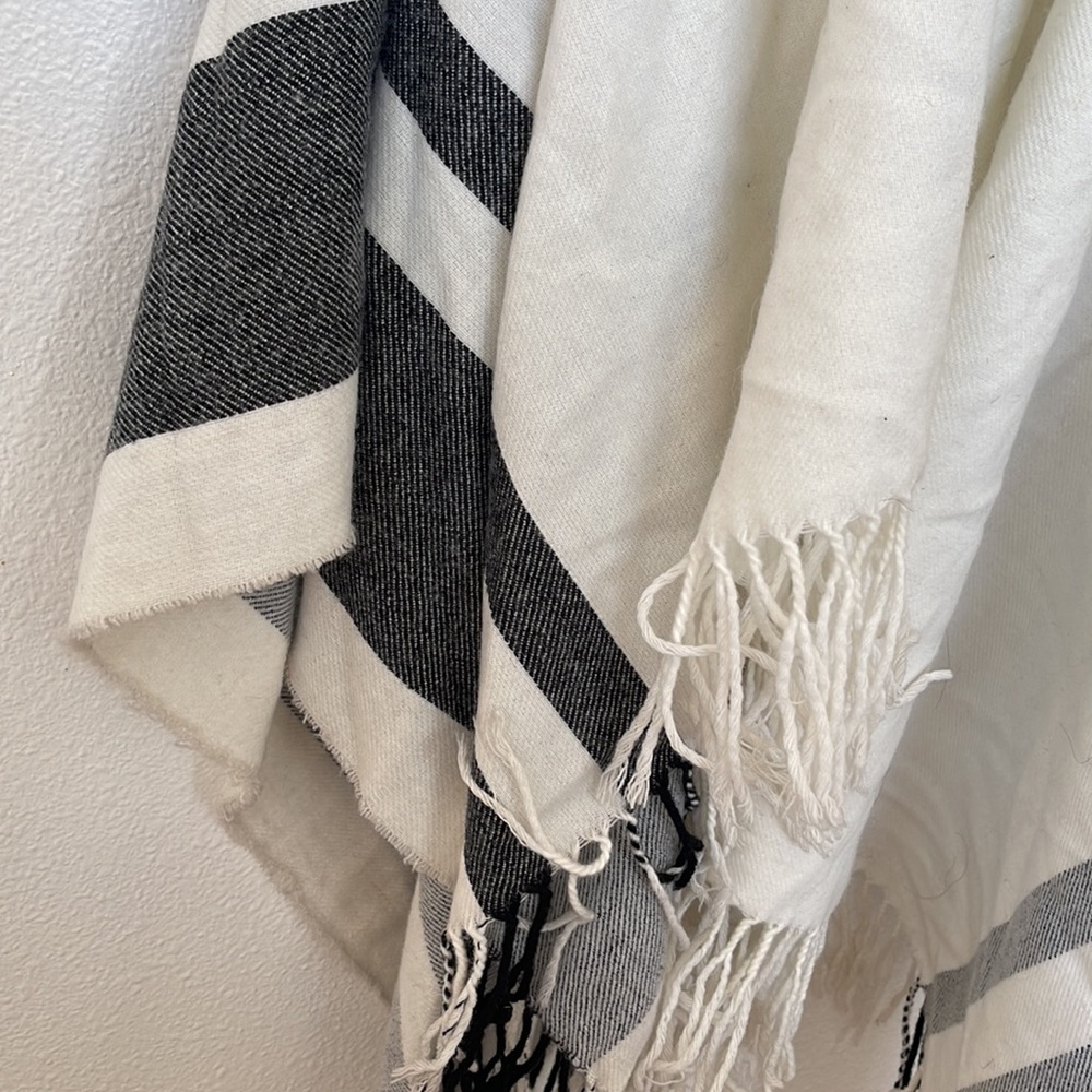 Hinge black and white striped poncho - Picture 3 of 4